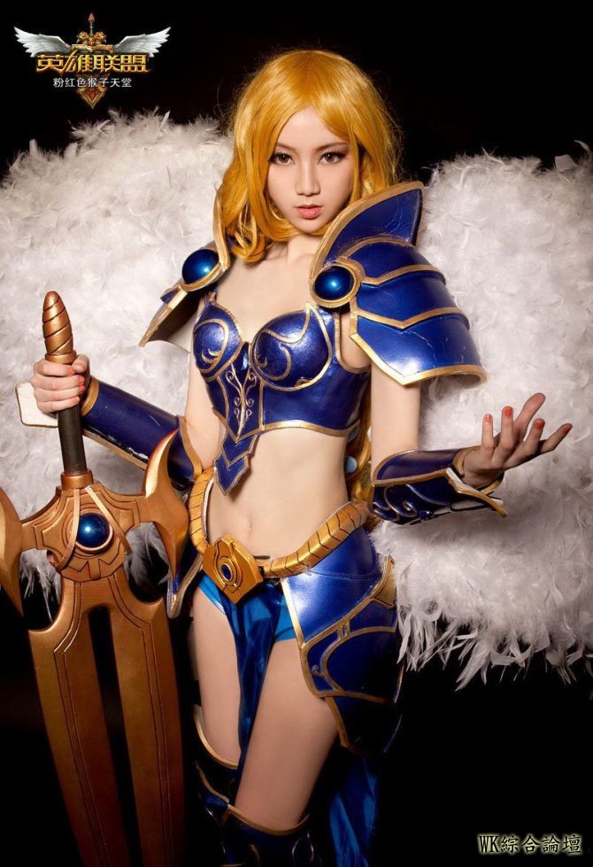 league-of-legends-cosplay-female-garen.jpg