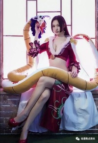 海贼王:女帝最完美cosplay,身高191,腿长1.8米,下腰动作满分!