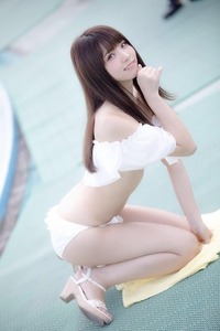 甜美日本正妹Coser「Enako」穿比基尼請你吃冰淇淋：太耀眼了！