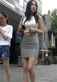 街拍：性感美女凹凸有致的身材，坐下来的瞬间破功了